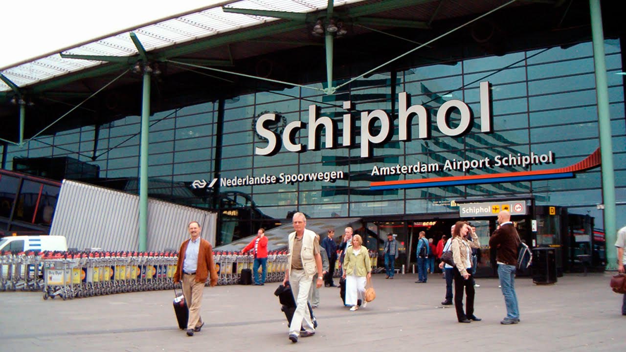 Amsterdam joins the technological innovation with the installation of the first ATM at the exit of the Schiphol airport