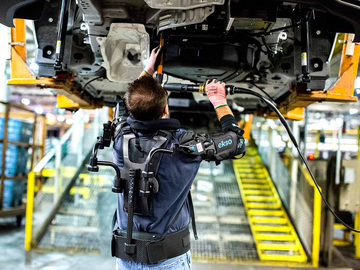The automaker joined the company Ekso Bionics (CA) to develop the exoskeleton called EksoVest, intended for workers who perform tasks of high physical demand