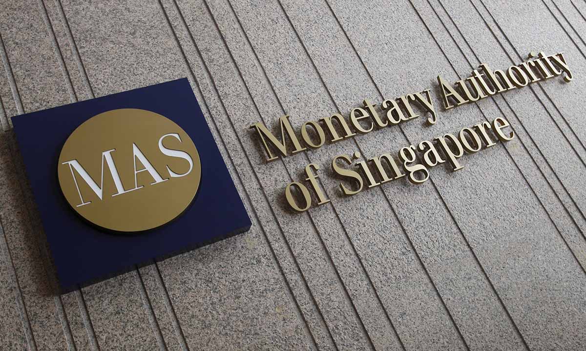 The head of the Central Bank of Singapore supported new companies and exchanges of national cryptocurrencies to obtain banking services based on advanced technology