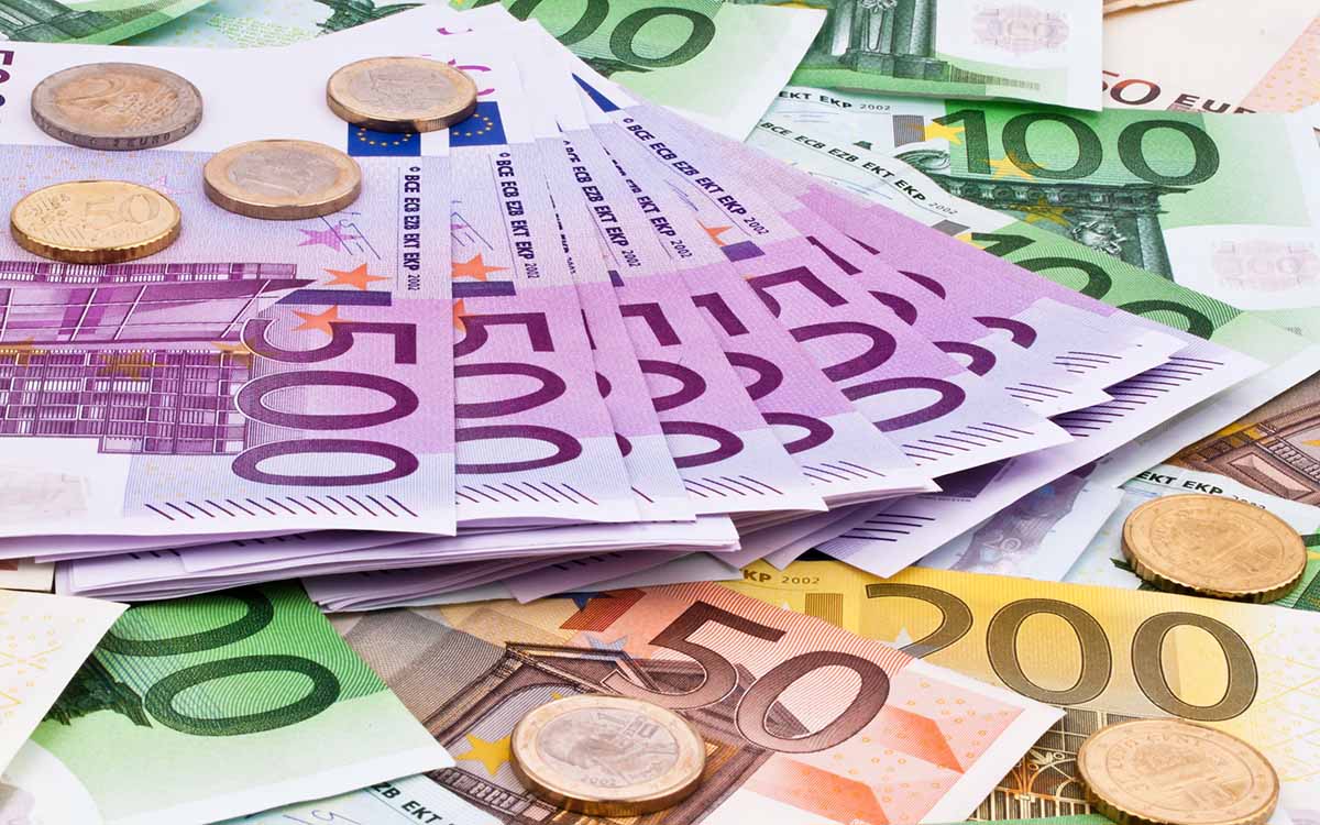 The European Commission presented its plan to reduce the dominance of the dollar in international exchanges and strengthen the role of the euro, specifically in the transactions of the energy sector