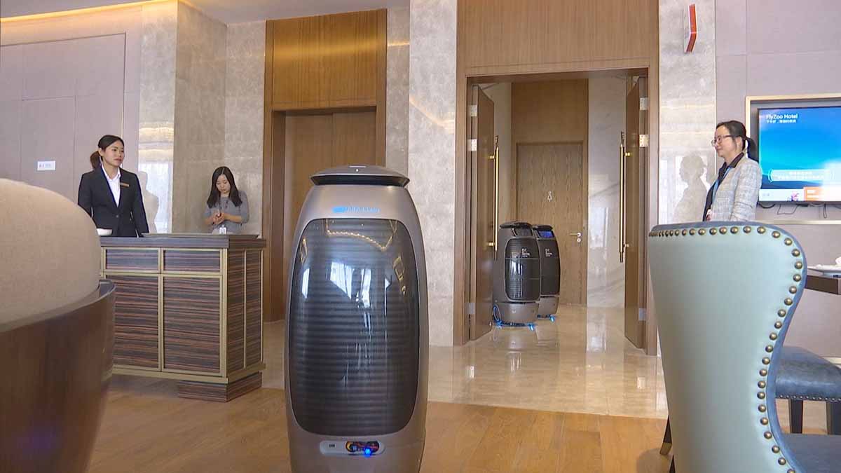 The Alibaba hotel consortium inaugurated the Flyzoo Hotel, fully managed through artificial intelligence and robot butlers, receptionists and guests' assistants