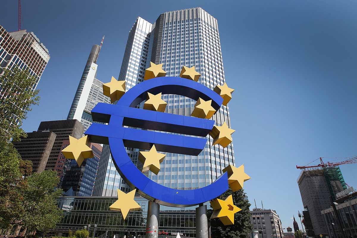 El organismo prevé medidas inusuales como otorgar créditos con tasas de interés negativas a los bancos europeos a fin de que éstos se conviertan en un puente para llegar a empresas y personas comunes