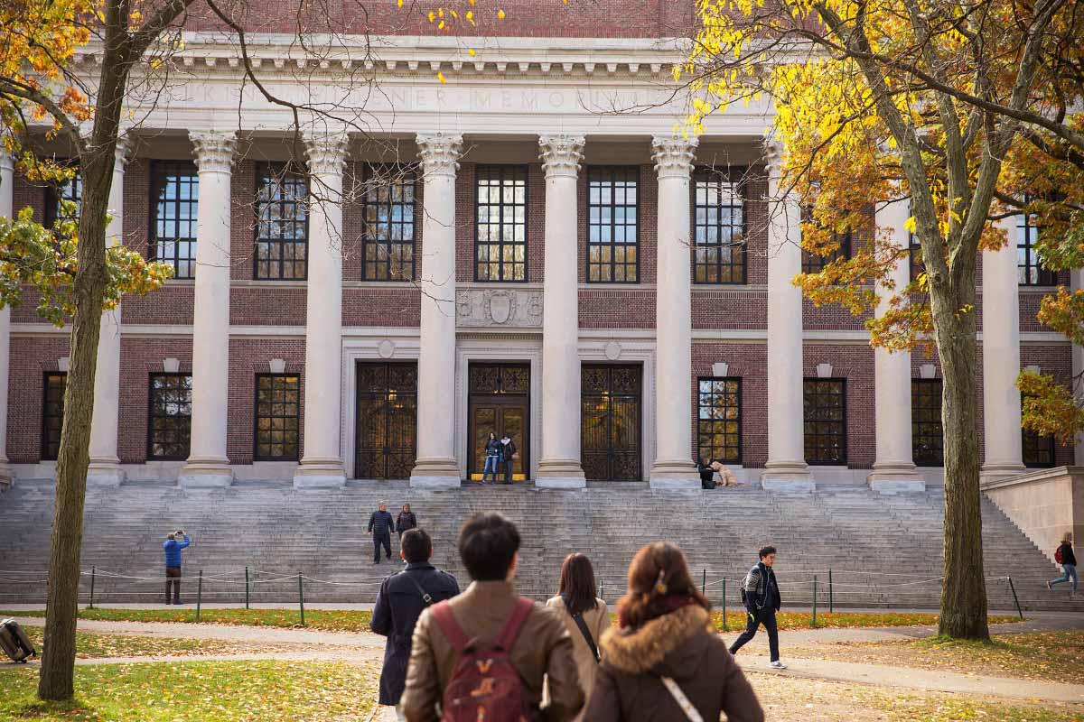 The prestigious American university invested invested in the sale of tokens from the Blockstac computer network to create Harvard Management Company. The operation will be done under the guidelines of the SEC