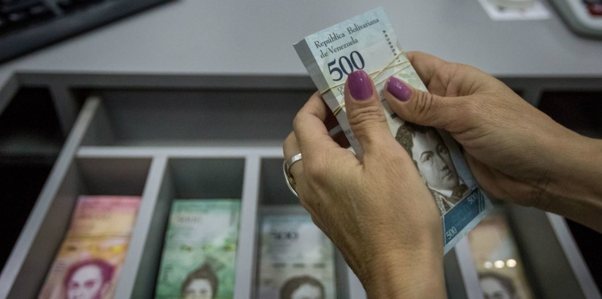 The raise of the petro, Venezuelan cryptocurrency, to 80,000 bolivars established the workers monthly income at 40,000 bolivares from April 16, as it was announced this Friday