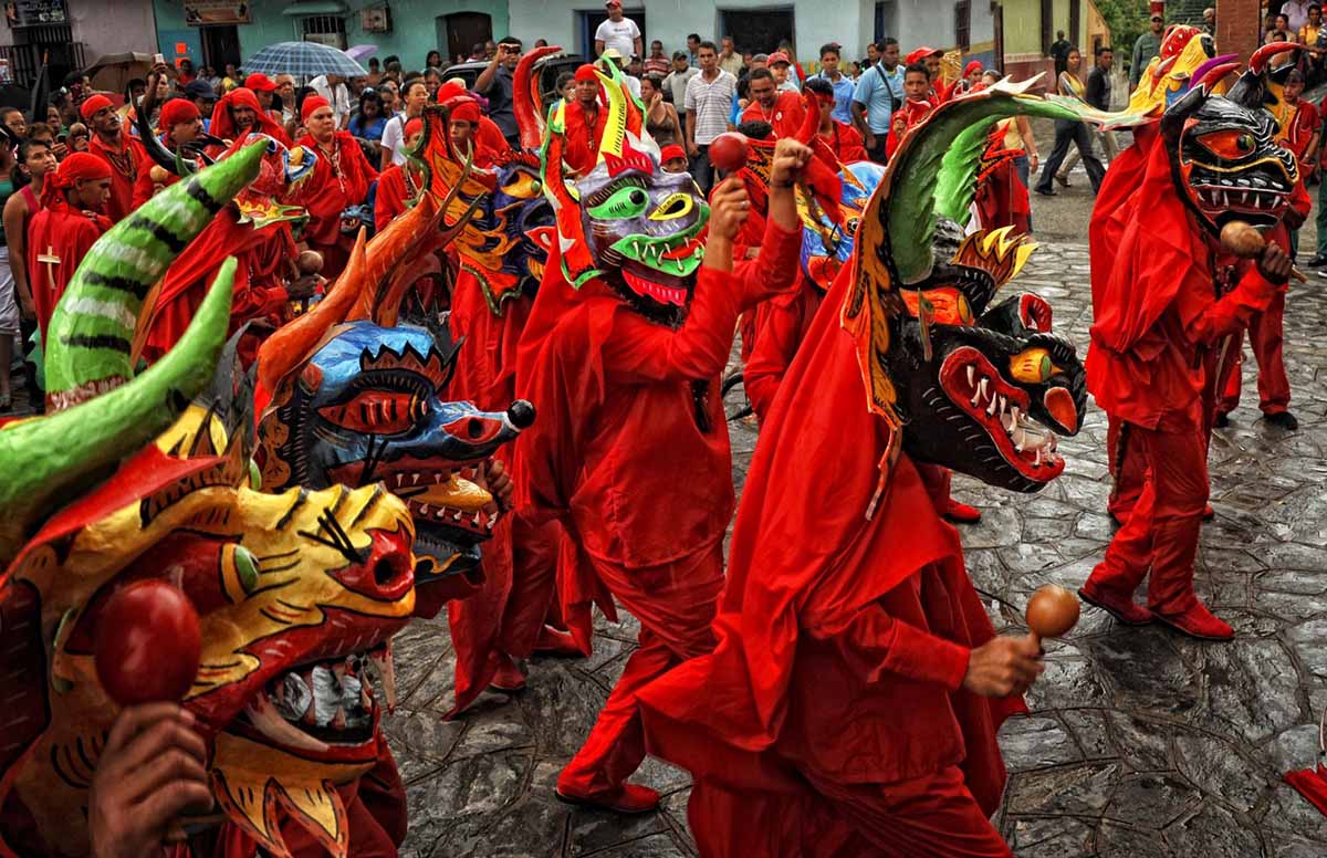 The tourist agency Costa Cacao Lin invites people to enjoy the Venezuelan culture and tradition of the Dancing Devils on the shores of Chuao to the sound of drums and the taste of cocoa