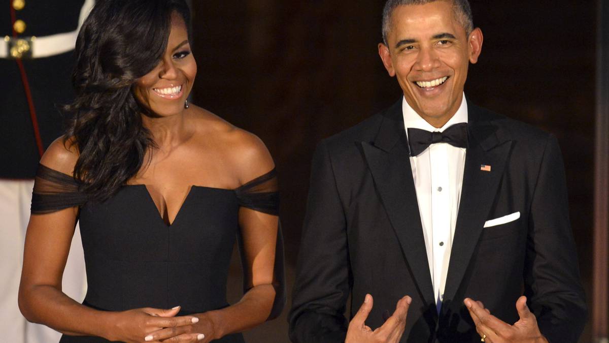 El ex presidente Barack Obama junto con la compañía de producción de Michelle Obama, Higher Ground firmaron una alianza con Spotify para producir podcasts exclusivos, presentados por la icónica pareja