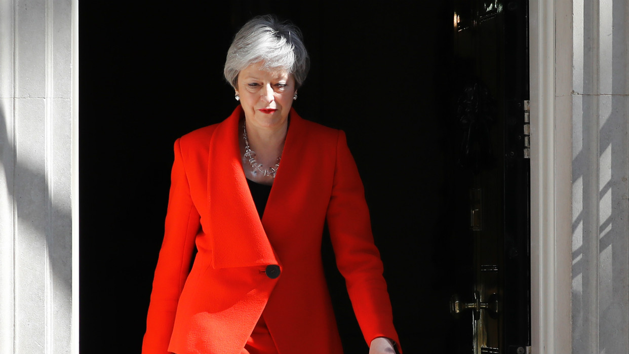 Theresa May firmó la carta de dimisión como líder del Partido Conservador británico aunque permanecerá como primera ministra en funciones hasta la elección de su sucesor