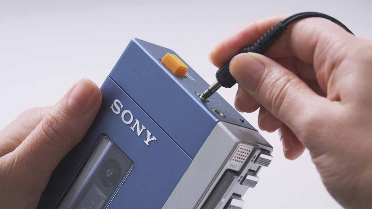 El 1° de julio de 1979 Sony lanzó el primer dispositivo que permitió a los usuarios llevar consigo la música de su preferencia en el formato de cassette. En la actualidad, los auriculares inalámbricos AirPods son la novedad