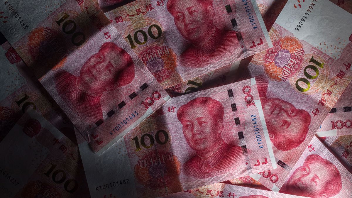 La moneda se hundió a su valor más bajo desde 2010 respecto al dólar; lo que alimenta las especulaciones de una medida premeditada por Pekín para favorecer sus exportaciones