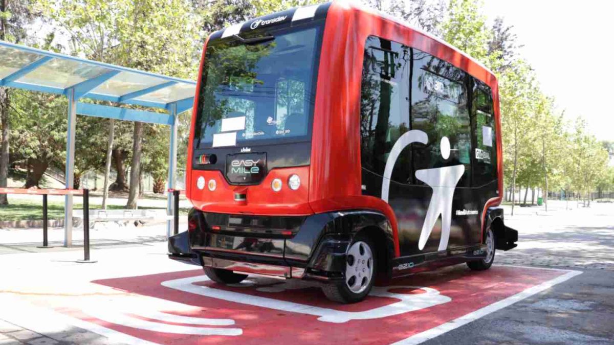 Se trata de un pequeño autobús de color rojo sin conductor que recoge un máximo de 12 pasajeros en una zona céntrica de Santiago