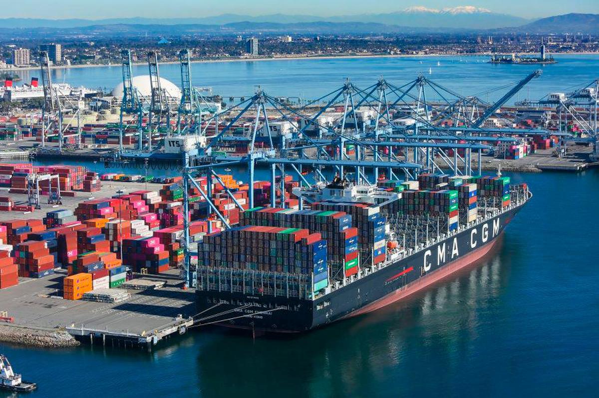 Según datos publicados por el departamento de Comercio, la caída fue generada por una fuerte reducción de importaciones de bienes