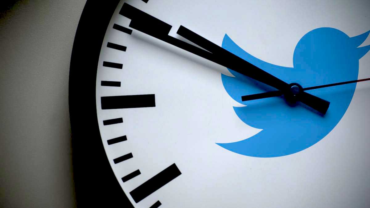Users can schedule tweets for the desired date by entering the social network from their desktop computer