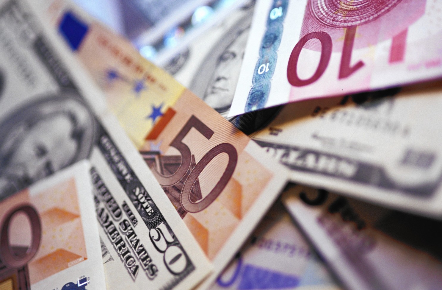La divisa europea se fortaleció frente al dólar. Superó este viernes el cambio de 1,22 en el mercado de divisas de Fráncfort (Alemania)