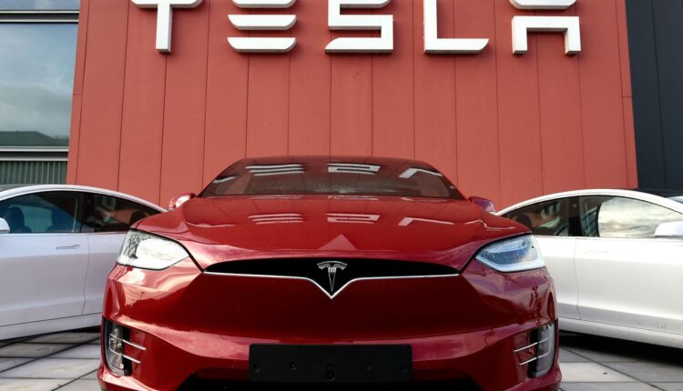 Hubo triple récord en Wall Street: Tesla superó a Facebook en capitalización