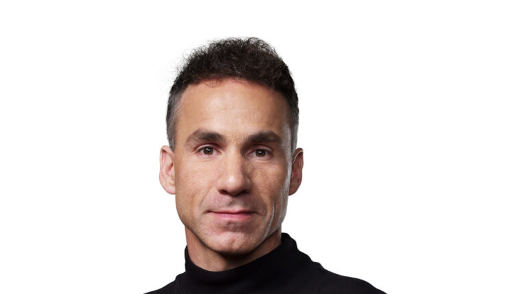 La empresa fundada por Steve Jobs nombró a Dan Riccio como vicepresidente de Ingeniería, para trabajar en un nuevo desarrollo