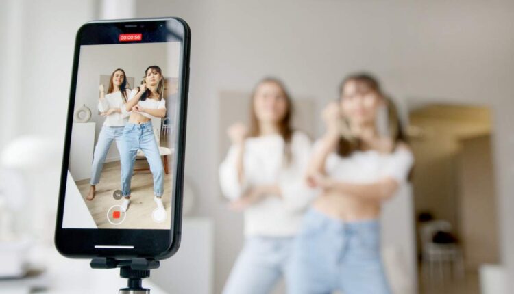 La red ha introducido notificaciones invitando a los usuarios a reconsiderar comentarios negativos