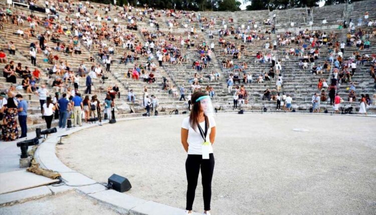 El ministro Harry Theoharis indicó que existe un plan para aceptar a personas vacunadas, con anticuerpos y con test negativo de coronavirus