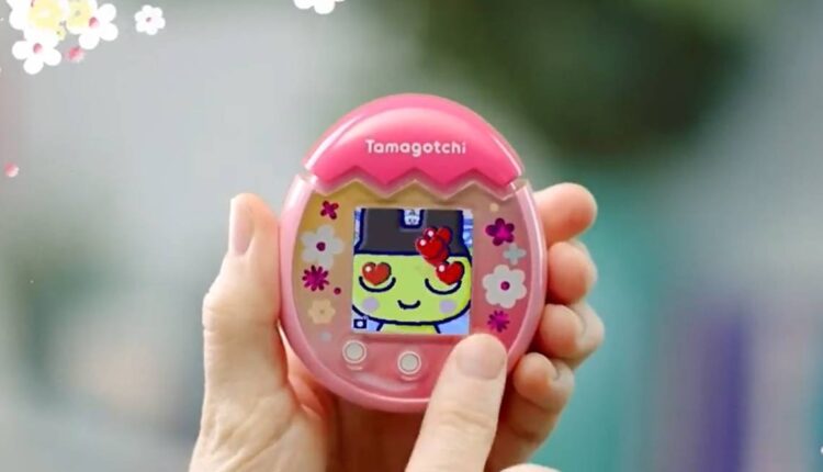 La mascota virtual ha vuelto y ahora con una cámara y botones táctiles incorporados