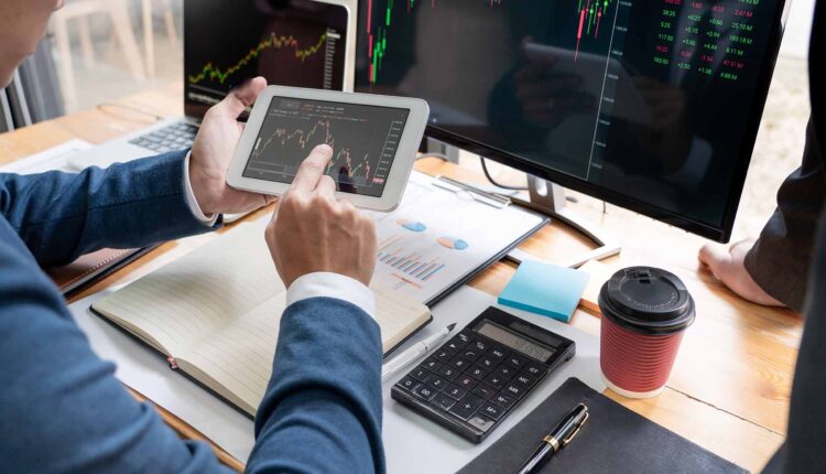 Tanto para la compra como para la venta se recomienda hacerlo antes de las 10 de la mañana