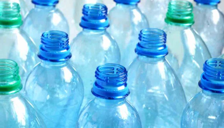 Desde el lunes 17 de mayo, Día Internacional del Reciclaje, Bancamiga colocó contenedores en la Sede Gerencial de La Castellana y en la torre TFC, con la finalidad de que se depositen las botellas de agua o refrescos identificadas con el número 1 (PET1) en la parte inferior del envase