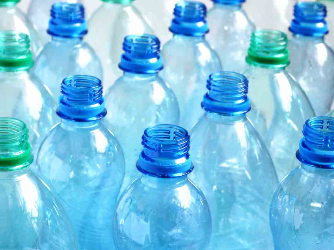 Desde el lunes 17 de mayo, Día Internacional del Reciclaje, Bancamiga colocó contenedores en la Sede Gerencial de La Castellana y en la torre TFC, con la finalidad de que se depositen las botellas de agua o refrescos identificadas con el número 1 (PET1) en la parte inferior del envase