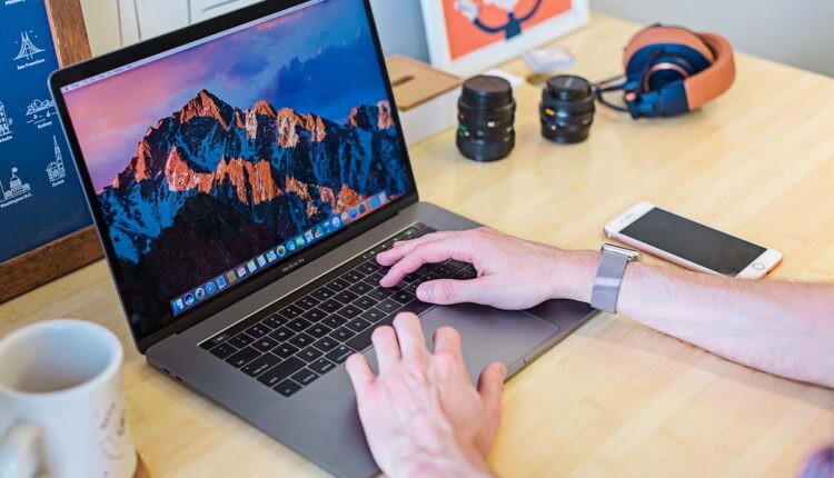 El ordenador portátil será más liviano, delgado y colorido. Además, traerá puertos USB y HDMI, conector jack para auriculares y un alimentador Magsafe de Apple