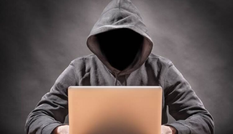 El hostigamiento, el acecho, la difusión de imágenes intimas así como la exclusión y   anulación son los tipos de violencia más comunes en las redes