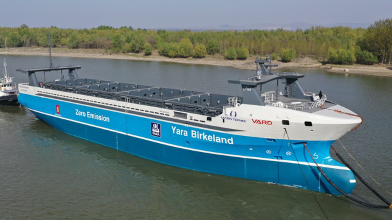 The ship is completely autonomous, designed to minimize gas emissions, has a capacity of 103 cargo containers