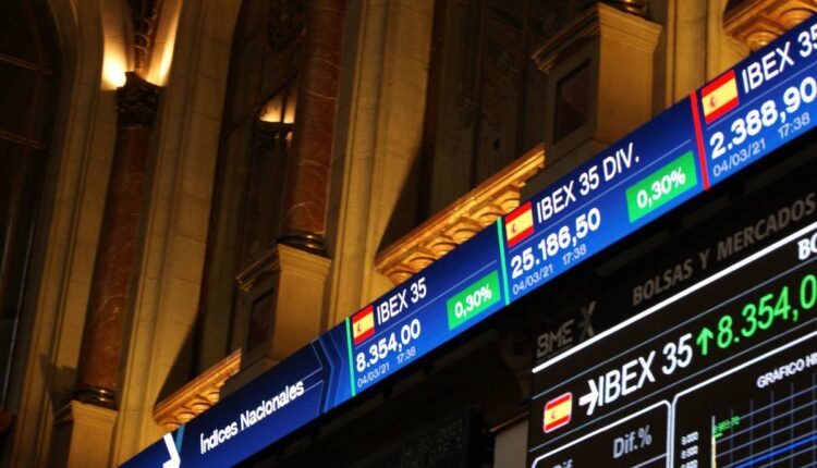  El principal indicador de la Bolsa española cerró este miércoles con altas ganancias que lo acercan a los 9.000 puntos