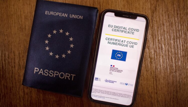 Cada día son más los países que están exigiendo un certificado de salud a las personas para poder ingresar a reuniones y lugares públicos como hoteles y gimnasios