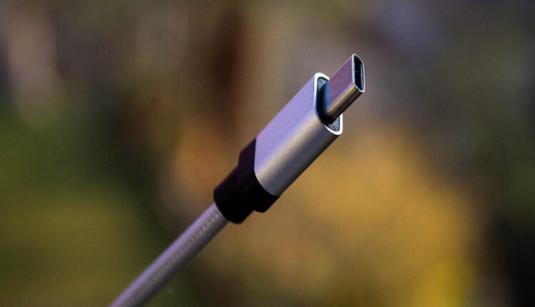 The Apple company would be the most affected, if the legislative proposal is approved, because its chargers are different from other technology companies