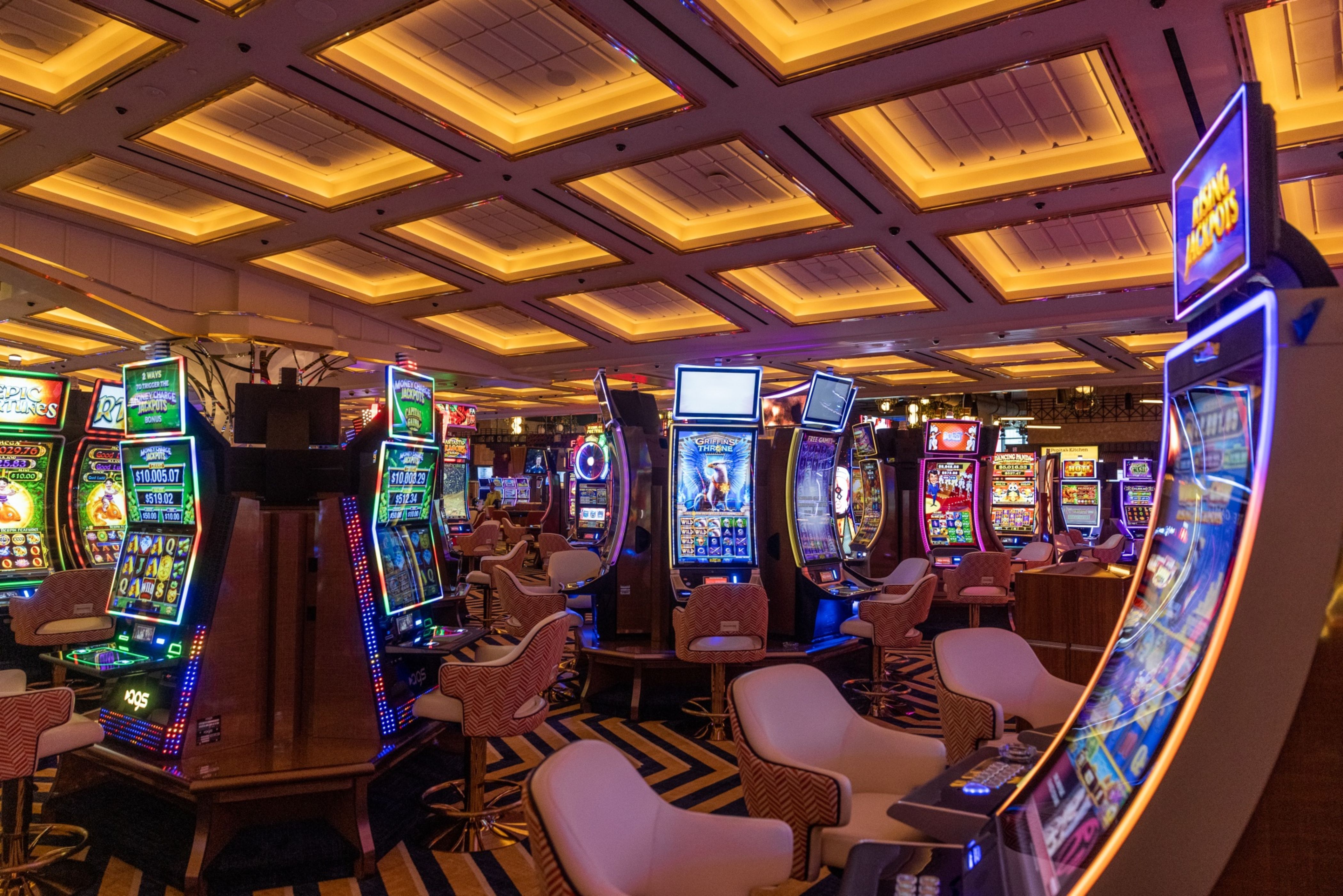 Opening the gambling halls will generate taxes, jobs, diversify recreational activities and prevent the proliferation of “illicit businesses”, but it will not solve the economic crisistext
