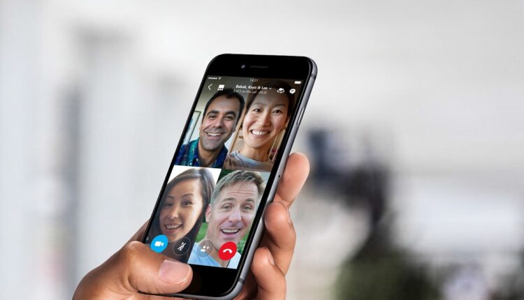 It is a service that does not require a server for its operation and has a basic plan of 45 free minutes and capacity for 30 people