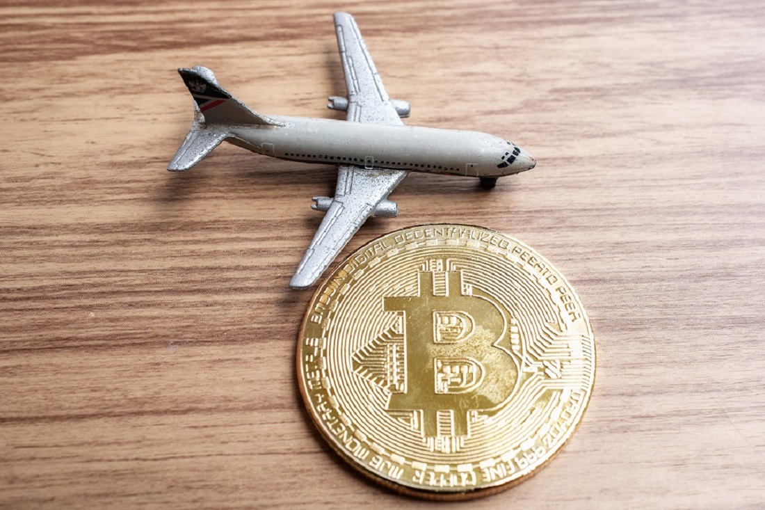 Petro, bitcoin y otras criptos podrán ser utilizadas para la compra de boletos y otros servicios en el principal aeropuerto del país sudamericano
