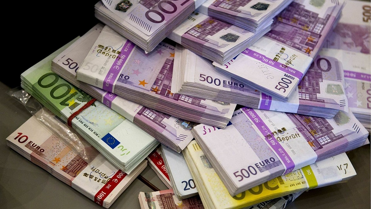The ECB plans to involve citizens in the banknote redesign process through discussion groups, ending the process in 2024