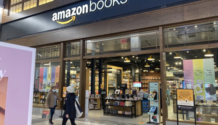 Amazon will close its physical bookstores in the United States and the United Kingdom, but will retain branches of technology, food and textile products