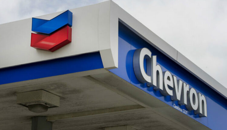 The United States government authorized Chevron to reactivate its operations in Venezuela as a strategy to stabilize the oil market