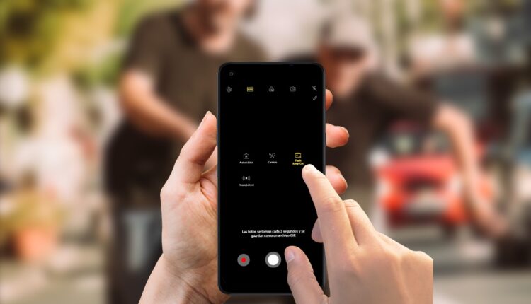 The social network Twitter added a creative new feature to its iOS operating system that allows users to share their own content using their camera