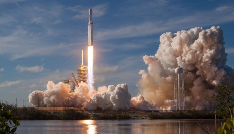 SpaceX estableció un nuevo récord al reutilizar su cohete propulsor Falcon 9 en 12 vuelos, adicionalmente se encuentra celebrando sus 20 años de trayectoria
