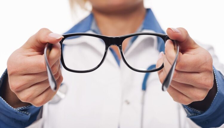 Científicos de Singapur crearon un material para recubrir las lentes de las gafas que es capaz de limpiarse solos y tiene propiedades antirreflejos
