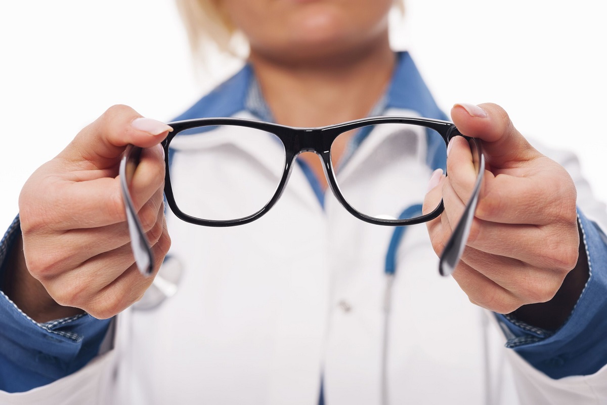 Científicos de Singapur crearon un material para recubrir las lentes de las gafas que es capaz de limpiarse solos y tiene propiedades antirreflejos