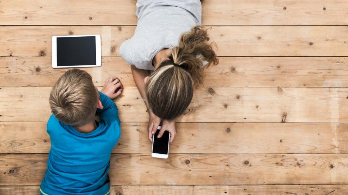 A Qustodio report determined that minors spend an average of 4 hours a day connected to screens outside their classrooms