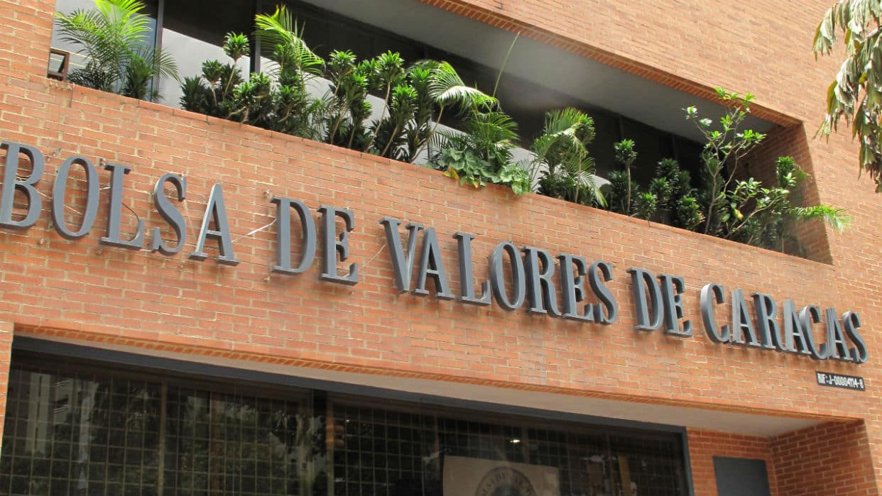 The Caracas Stock Exchange celebrates the announcement made by the Bank of Venezuela to increase its public offering of shares in the market