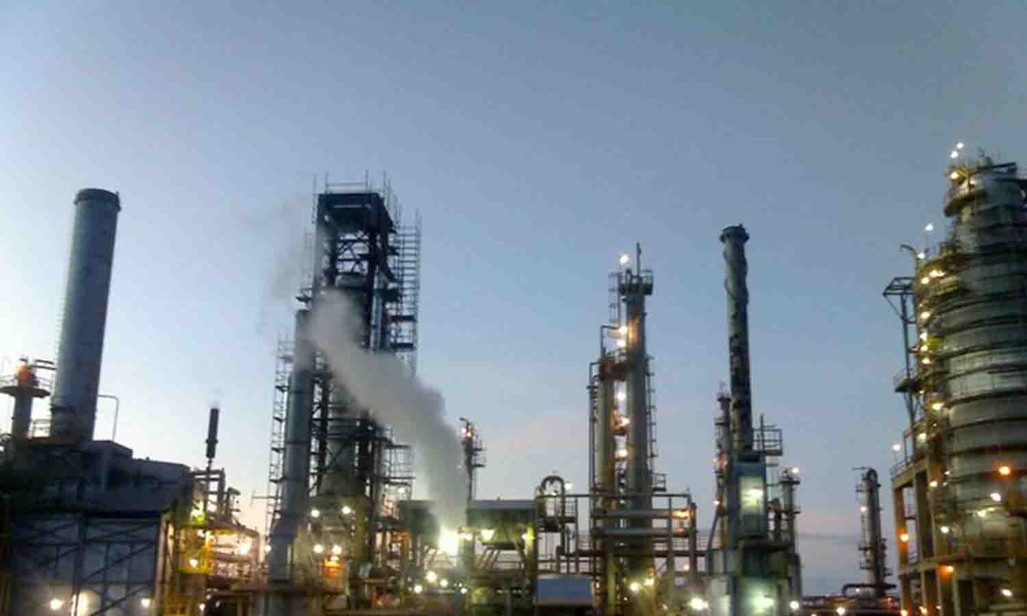 La empresa iraní Naftiran firmó un convenio con Venezuela para recuperar y activar la refinería El Palito a fin de producir 146.000 barriles diarios