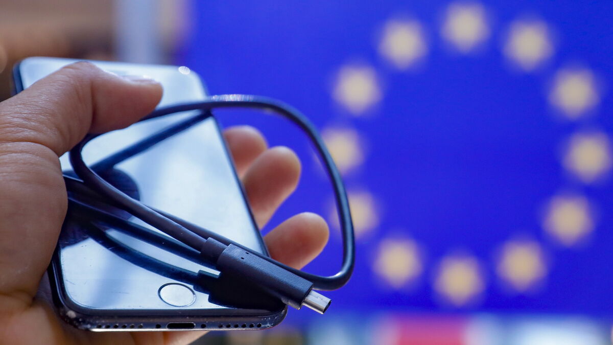 La Unión Europea (UE) acordó establecer un cargador universal para todos los equipos móviles como teléfonos inteligentes, tabletas y dispositivos portátiles en 2024