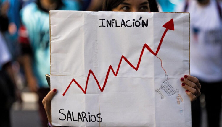 El Instituto Nacional de Estadística y Censos indicó que la economía en Argentina experimentó una variación mensual considerable