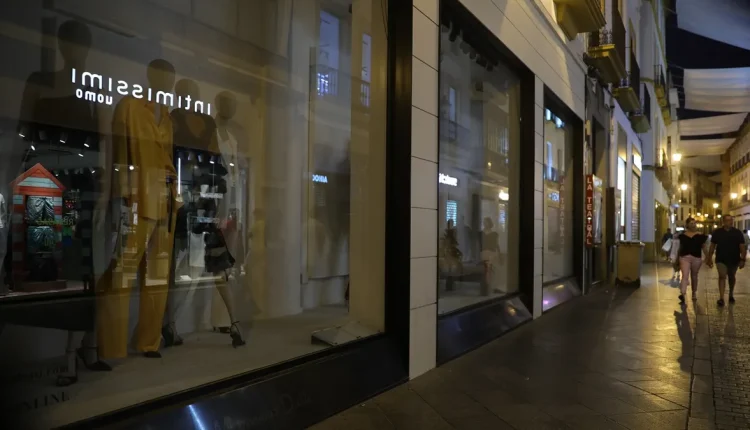 The measures taken by Spain to reduce the use of energy came into force in shops, cultural center, stores, airports and other public places