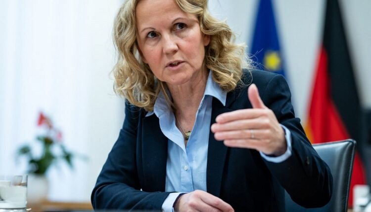 Alemania quiere que industria cofinancie retirada de plásticos de un uso