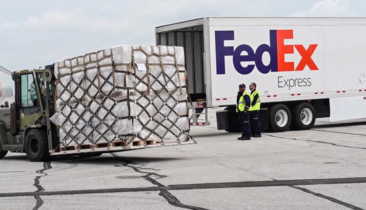 FedEx advierte drástica caída de volumen de carga y distribución