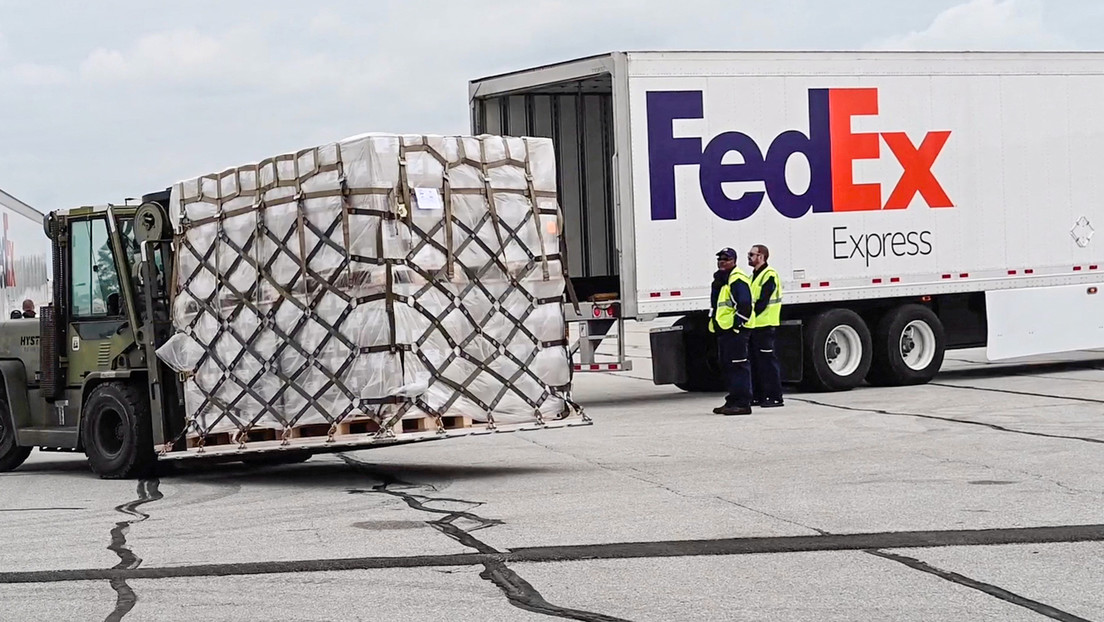 FedEx advierte drástica caída de volumen de carga y distribución